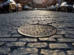 Uma mulher que caiu em um buraco em Nova York morreu após sair do carro