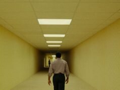 ‘Backroom’ leva você mais fundo nos mitos de terror mais bizarros da Internet.