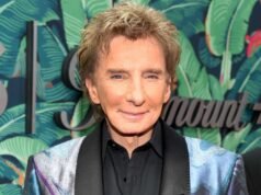 Barry Manilow diz que se assumir quando se tornou famoso teria “destruído a carreira”