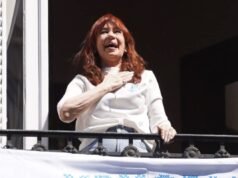 Quase um ano após a sua prisão, Christina Kirchner reapareceu na sua varanda e saudou a política da militância El Intransigent.