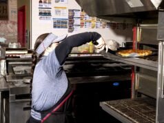 Um vídeo viral mostra um funcionário da Domino’s lidando com calma com uma disputa de reembolso de cliente