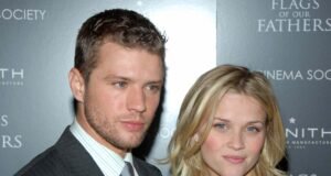 Reese Witherspoon e o ex-marido Ryan Phillippe têm uma rara reunião pública na formatura da faculdade de Son Deacon