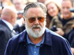 Russell Crowe defende troca rude com caçadores de autógrafos