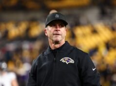 John Harbaugh deu um tiro sutil nos Ravens em seu discurso de abertura