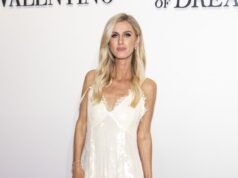 O estilo de bolsa Leste-Oeste de Nicky Hilton deixará qualquer roupa linda