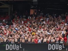 Torcedores sem camisa do Cardinals visitam o clube do time após tendência viral de ‘lonas fora’