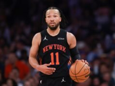 Jalen Brunson abraça Mariska Hargitay após outra vitória dos Knicks