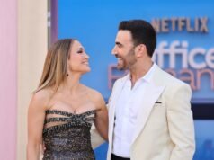 Jennifer Lopez namorando Brett Goldstein, co-estrela de ‘Office Romance’?