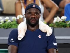 Francis Tiafoe e Jaime Faria separados pelo árbitro durante partida de Roland-Garros