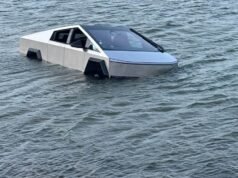 Homem é preso após dirigir deliberadamente Cybertruck em lago no Texas