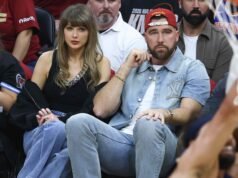 O top de 20 anos de Taylor Swift tem um significado oculto para um raro encontro no tribunal com Travis Kelce