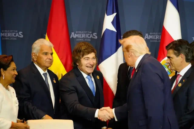 Javier-Milei-y-Donald-Trump-en-el-saludo-inaugural-del-Escudo-de-las-Americas-optimized.webp.webp