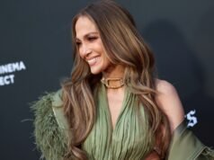 Jennifer Lopez, 56, chama a atenção com um vestido recortado justo