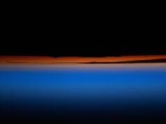 Nada melhor do que uma foto do lindo pôr do sol (visto do espaço) do dia 26 de maio de 2026