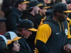 O técnico de beisebol da Mizzou, Kerrick Jackson, deve retornar em 2026-27