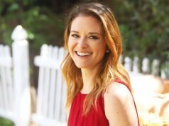 A estrela de Grey’s Anatomy, Sarah Drew, compartilha o conselho religioso de seu pai sobre o medo