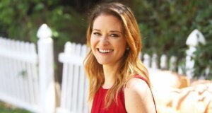 A estrela de Grey’s Anatomy, Sarah Drew, compartilha o conselho religioso de seu pai sobre o medo