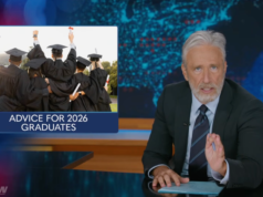 Jon Stewart oferece aos graduados um curso intensivo sobre “The Trump Way” para serem contratados