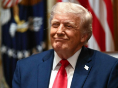Donald Trump adverte Omã para não interferir nas negociações EUA-Irã