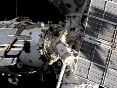 Astronautas russos instalam telescópio de observação solar na Estação Espacial Internacional durante caminhada espacial de 6 horas