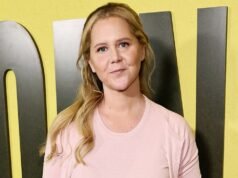 Amy Schumer está se sentindo melhor do que nunca, apesar de um procedimento médico ‘malfeito’.