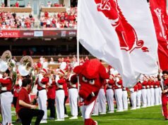 O diretor atlético do Arkansas, Hunter Yurachek, pede que a SEC mude o horário do jogo para o time de futebol americano Razorbacks
