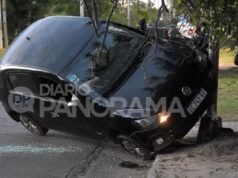 ESQUERDA SOBRE DUAS RODAS: O motorista perde o controle e bate em uma coluna de iluminação