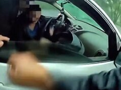 Uma câmera corporal captura um policial resgatando um bebê de um veículo inundado no Texas