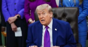 Trump acusado de corrupção pela oposição em transações de ações