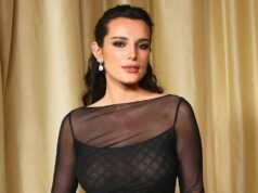 Bella Thorne usa um sutiã de renda transparente enquanto exibe seu cabelo ruivo característico