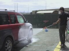 Lavagem de carros comunitária para ajudar vítimas do desastre da fábrica de papel de Longview