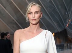 Charlize Theron diz que seus filhos não vão ganhar carona, eles têm que merecê-la