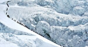 Um recorde de 274 picos foi quebrado no Monte Everest em um dia devido ao medo de superlotação