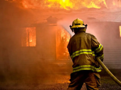 3 pessoas morreram em um grande incêndio em um apartamento em Dallas, os esforços de resgate continuam