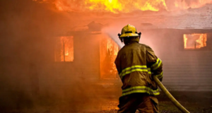 3 pessoas morreram em um grande incêndio em um apartamento em Dallas, os esforços de resgate continuam
