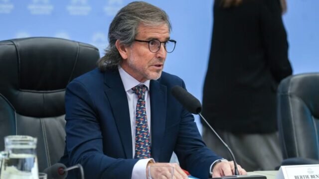 el-presidente-de-la-comision-de-presupuesto-y-hacienda-bertie-benegas-lynch-2131295-e1770816294465.j.jpeg