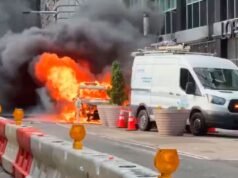 Explosão chocante à frente do touro de Wall Street: um veículo pega fogo no centro de Manhattan