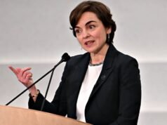 Christine Fréchette busca apoio de Macron para banco de defesa em Montreal