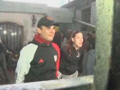 Parentes e vizinhos se reuniram em frente à casa de Agostina Vega exigindo justiça