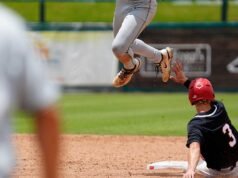 Um jogo de beisebol do campeonato estadual de ensino médio termina em caos porque um jogador faz algo raro, mas bonito