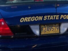 Duas pessoas morreram quando um motorista bêbado bateu sua motocicleta em uma rodovia do Oregon, disseram autoridades