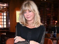 Goldie Hawn diz que falta “coragem” às crianças de hoje durante uma aparição no “Jimmy Kimmel Live”.