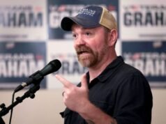 Veterano do exército critica candidato ao Senado do Maine por causa de postagem zombando de sua sobrevivência