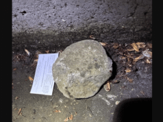 Homem de Portland ameaça matar família e bate em policial com ‘pedra do tamanho de uma bola de softball’, diz a polícia