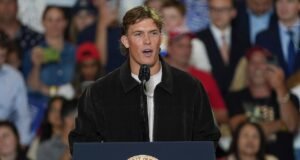 É improvável que John Harbaugh critique Jackson Dart sobre o desempenho de Trump no comício