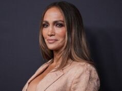 Jennifer Lopez mostra seu abdômen em um biquíni branco no Memorial Day