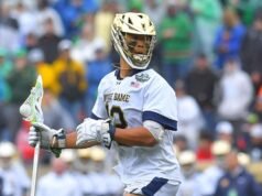 Josh Yago, da Notre Dame, faz a saudação do Memorial Day durante o hino antes do jogo do campeonato de lacrosse