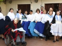 Uma emocionante celebração nacional em um centro de idosos no bairro Cabildo