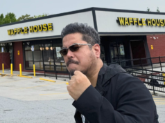 O diretor de Tekken, Katsuhiro Harada, faz uma viagem à Waffle House