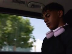 Lamine Yamal compartilha uma foto mostrando os novos fones de ouvido Beats.